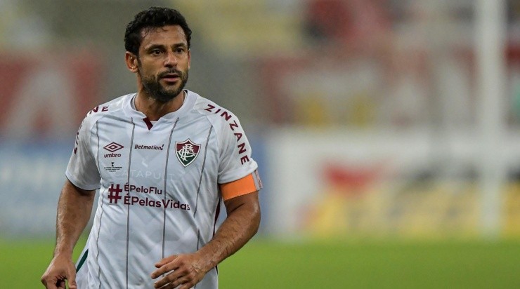 Fred: de pênalti, artilheiro chegou a descontar o placar no clássico (Foto: Thiago Ribeiro/AGIF)