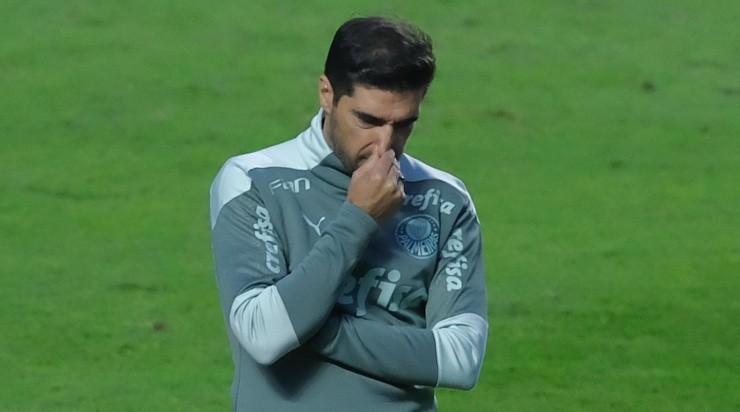 Treinador acabou admitindo que o rival foi melhor na partida - Foto: Marcello Zambrana/AGIF.