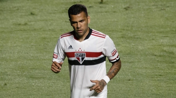 Dani Alves: ficou de fora do segundo jogo da decisão (Foto: Ettore Chiereguini/AGIF)