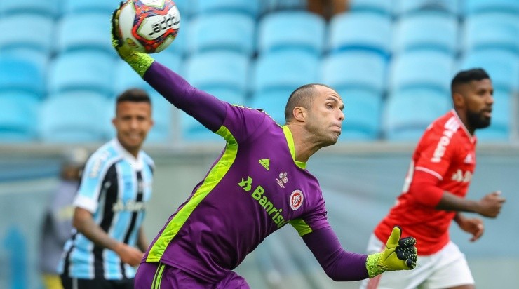 Lomba: questionado pela torcida (Foto: Pedro H. Tesch/AGIF)