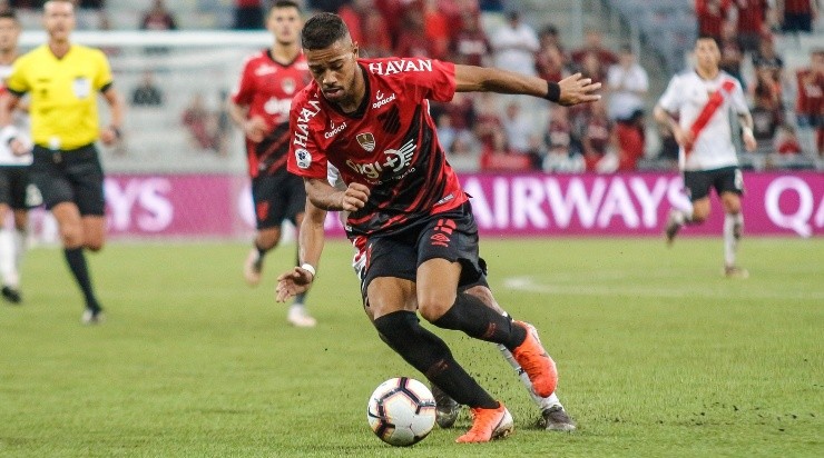 Renan Lodi: segue importante para o Furacão (Foto: Gabriel Machado/AGIF)