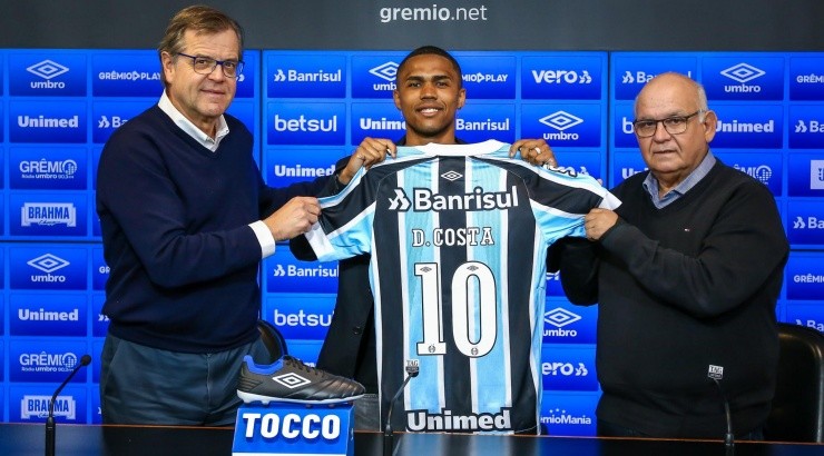 Douglas Costa vai vestir a camisa 10 - Foto: Lucas Uebel/Flickr Oficial do Grêmio/Divulgação. Douglas Costa vai vestir a camisa 10 - Foto: Lucas Uebel/Flickr Oficial do Grêmio/Divulgação.