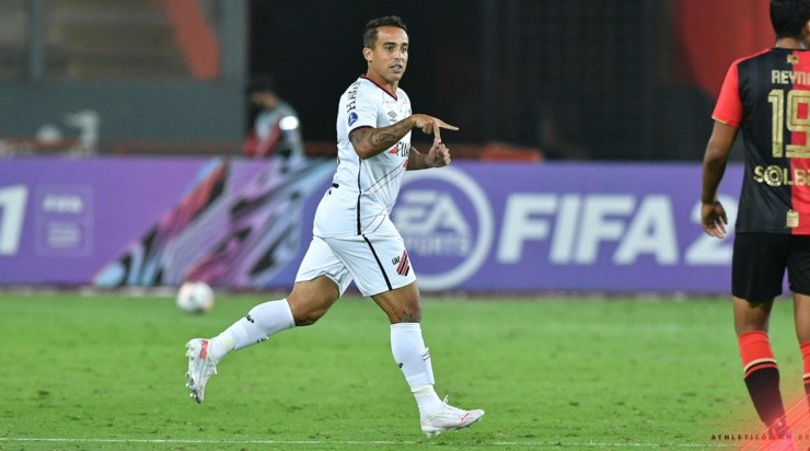 Jadson: uma das dúvidas (Foto: José Tramontin/athletico.com.br/Divulgação)