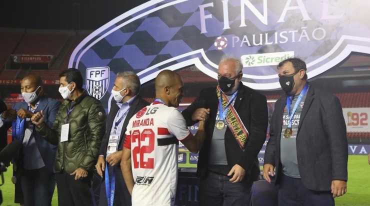 Belmonte cumprimenta Miranda após a conquista do título paulista (Foto: Rubens Chiri / saopaulofc.net / Divulgação)
