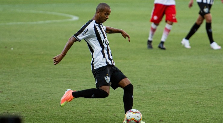 Mariano deve ser titular na lateral - Foto: Alessandra Torres/AGIF.