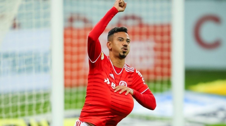 Lindoso: marcou contra o Sport, mas pode ir para o banco (Foto: Pedro H. Tesch/AGIF)