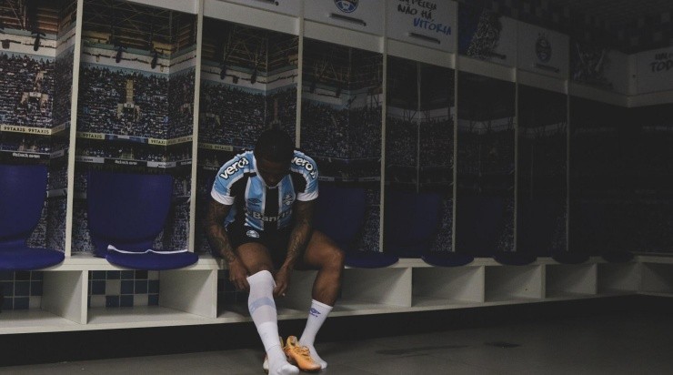 Douglas Costa: data de resstreia não está definida (Foto: Jéssica Maldonado / Grêmio FBPA / Divulgação)
