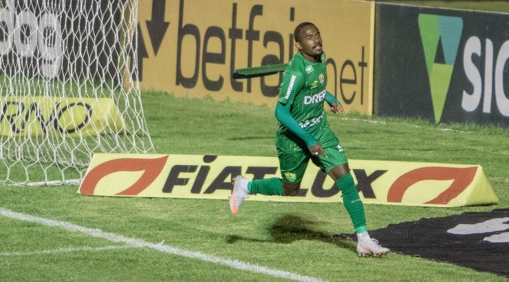 Yago atuou pelo Cuiabá na última temporada - Foto: Robson Mafra/AGIF.