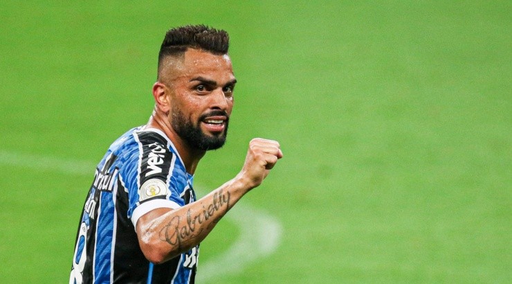 Maicon vem ajudando o jovem - Foto: Fernando Alves/AGIF.