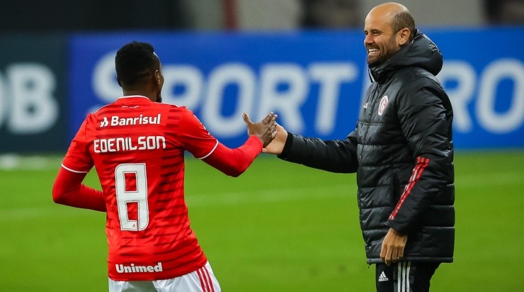 Edenilson e Ramírez: volante caiu de produção na temporada 2021 (Foto: Pedro H. Tesch/AGIF)