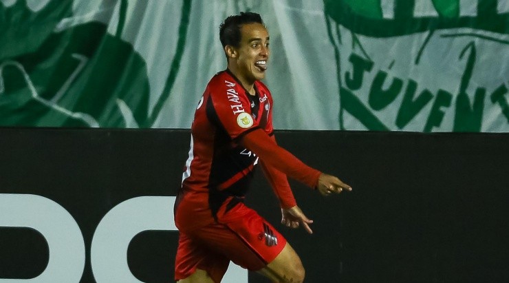 Jadson: em alta no Athletico (Foto: Pedro H. Tesch/AGIF)