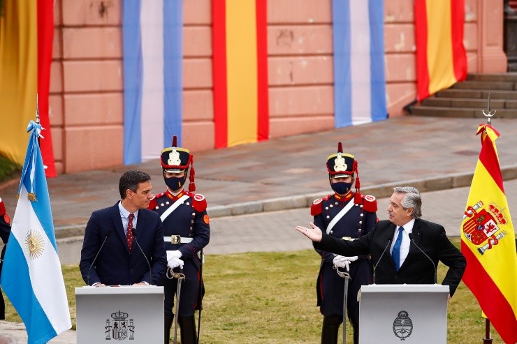 Alberto Fernández con el presidente de España.  (Foto: Marcos Brindicci / Getty Images)