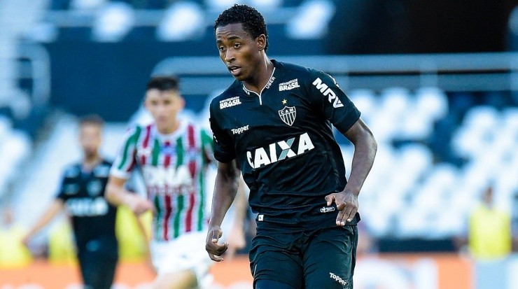 Denilson também não deve ser aproveitado por Cuca - Foto: Thiago Ribeiro/AGIF.