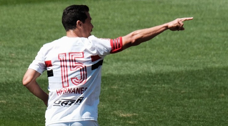 Meia era reserva quando Diniz comandava o rival - Foto: Marcello Zambrana/AGIF.