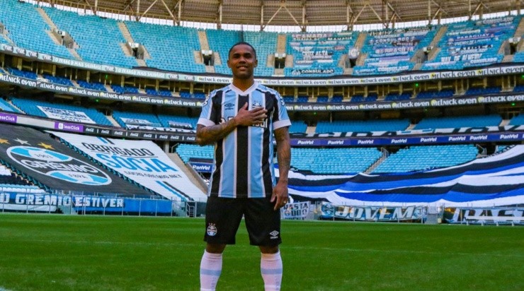 De volta ao clube, Douglas Costa aguarda retorno de outros crias da base (Foto: Jéssica Maldonado/Grêmio/Divulgação)