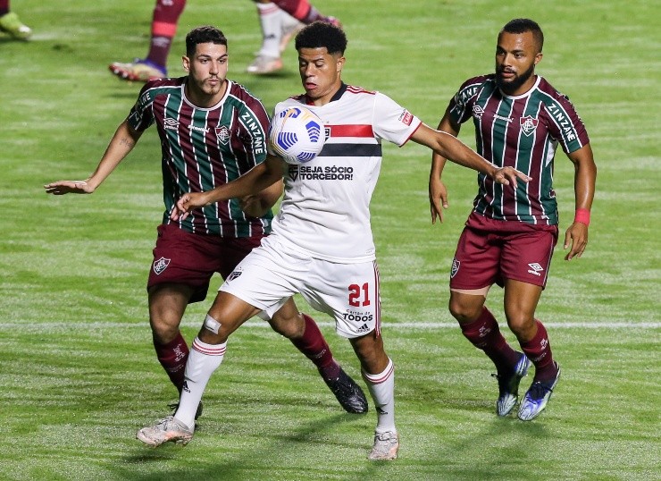 Gabriel Sara em campo contra o Fluminense. (Foto: Getty Images)