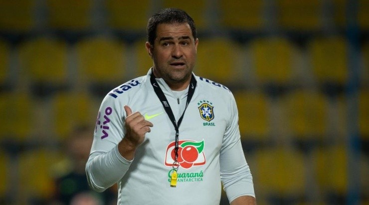 Jardine mira a convocação de Santos, do Athletico Paranaense. Foto: CBF/Tv