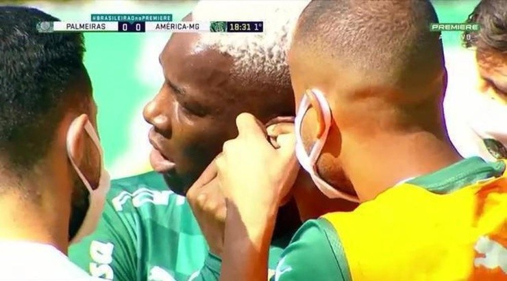 Jovem perdeu tempo para tirar brinco em jogo com América-MG (Foto: Reprodução) 