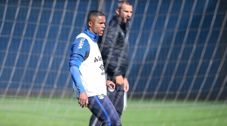 Douglas Costa: trabalha acompanhado pelo preparador Reverson Pimentel (Foto: Lucas Uebel/Grêmio/Divulgação)