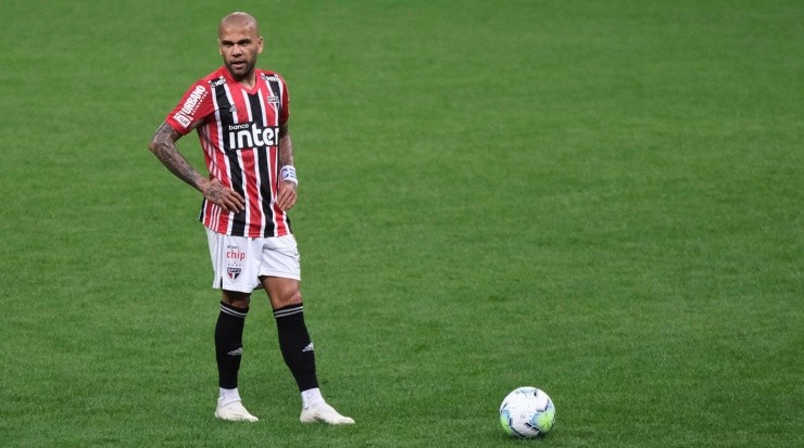 Dani Alves: voltou aos treinos com bola (Foto: Daniel Vorley/AGIF)