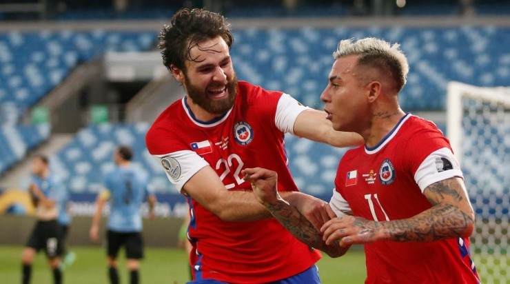 Jogadores chilenos comemoram gol diante do Uruguai (Foto: Getty Images)