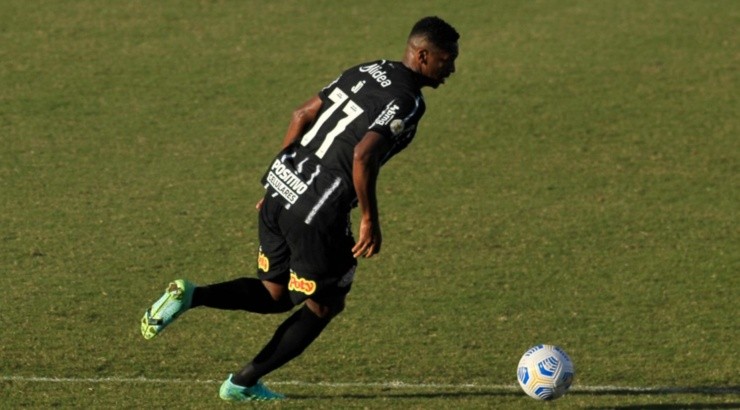 Chuteira verde de Jô não foi bem vista pelos torcedores - Foto: Jhony Pinho/AGIF.