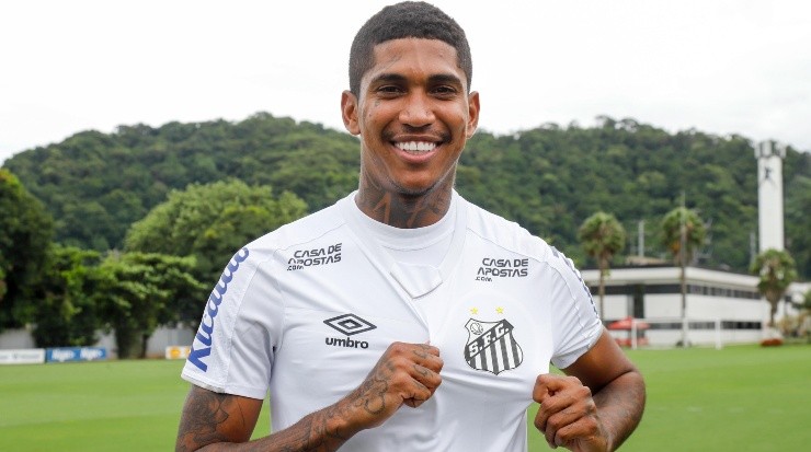 Raniel é outro que pode ajudar a diretoria a não precisar buscar novas contratações - Foto: Fernanda Luz/AGIF.