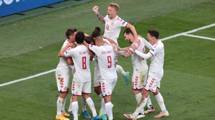 Dinamarqueses comemoram gol diante da Rússia (Foto: Getty Images)