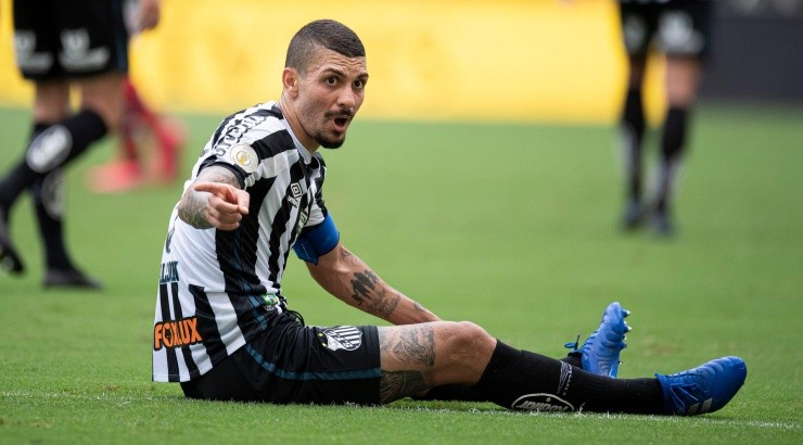 Alison pode ficar de fora novamente - Foto: Jorge Rodrigues/AGIF. Alison pode ficar de fora novamente - Foto: Jorge Rodrigues/AGIF.