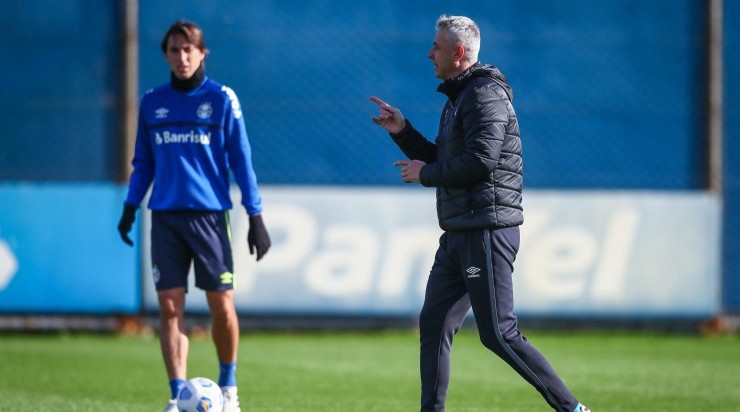 Tiago Nunes: pressionado (Foto: Lucas Uebel/Grêmio/Divulgação)