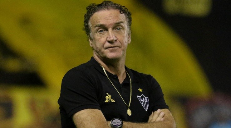 Cuca: problemas para definir o time titular (Foto: Marcel Lisboa/AGIF)