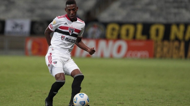 Léo: volta ao time (Foto: Rubens Chiri / saopaulofc.net / Divulgação)