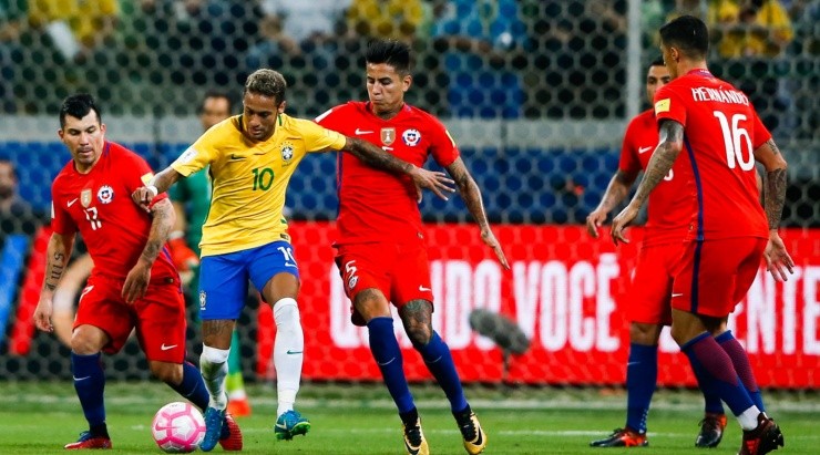 Brasil e Chile, em campo pelas Eliminatórias Sul-Americanas (Foto: Getty Images)