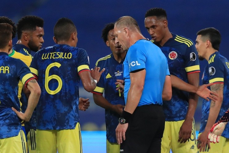 Colombianos na bronca com Pitana. (Foto: Getty Images)