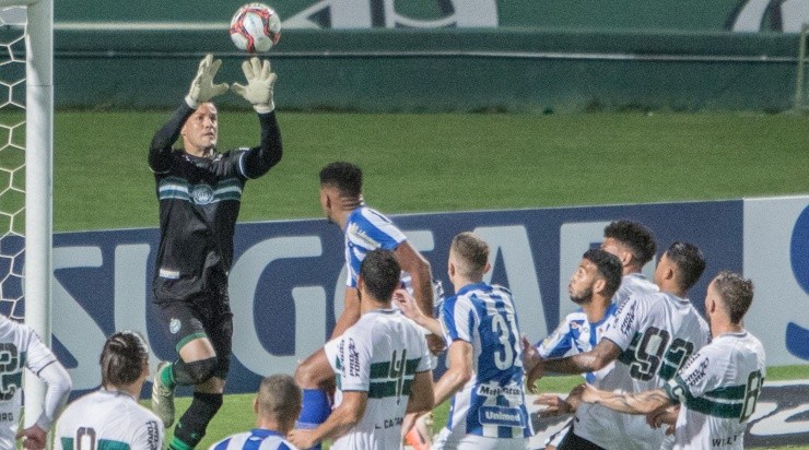 Wilson: de volta ao time (Foto: Robson Mafra/AGIF)