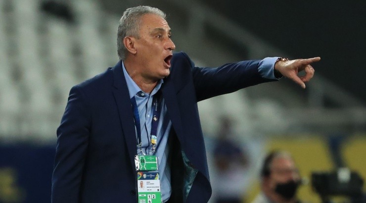 Tite orienta os jogadores da seleção brasileira dentro de campo (Foto: Getty Images)