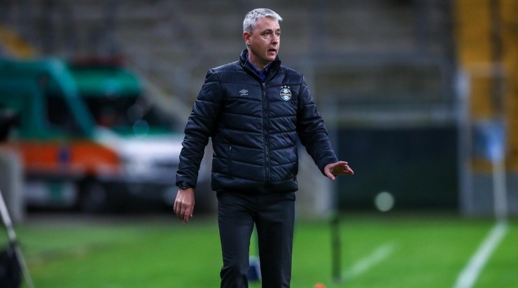 Tiago Nunes: pressionado (Foto: Lucas Uebel/Grêmio/Divulgação)