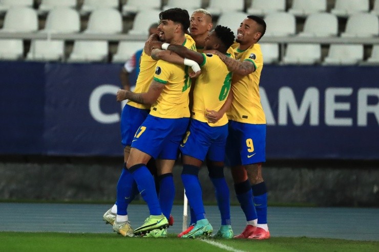 Brasileiros festejam gol. (Foto: Getty Images)
