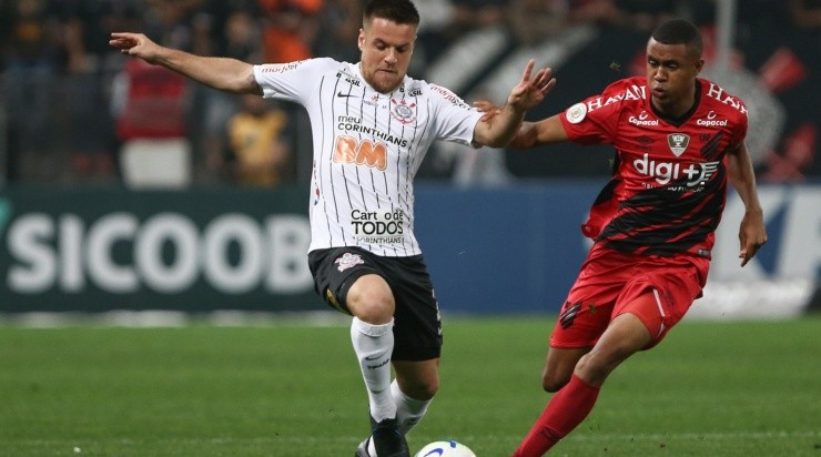 Volante já atuou até mesmo na lateral direita (Foto: Marcello Zambrana/AGIF)