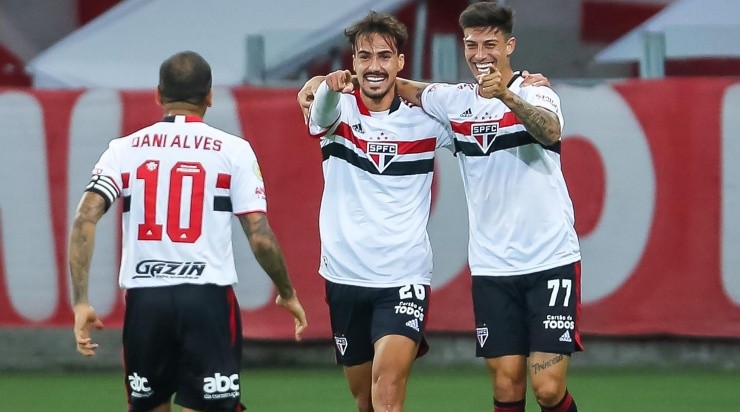 Igor Gomes e Rigoni: decisivos em vitória no sul (Foto: Pedro H. Tesch/AGIF)