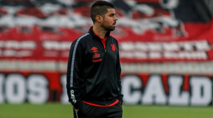 António Oliveira: deve mexer no time (Foto: Gabriel Machado/AGIF)