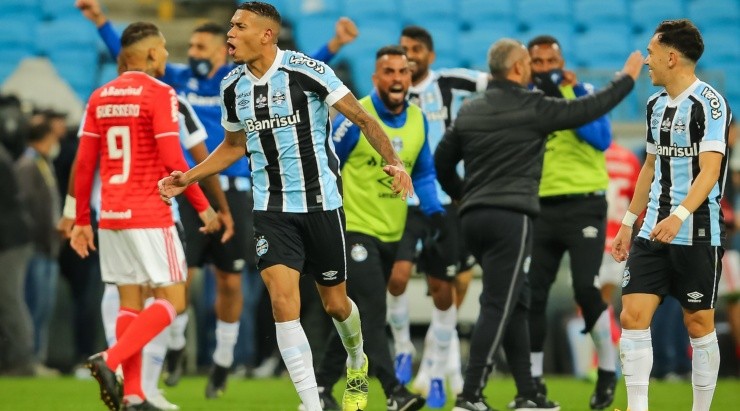 Zagueiro deve voltar a ser titular neste meio de semana (Foto: Pedro H. Tesch/AGIF)