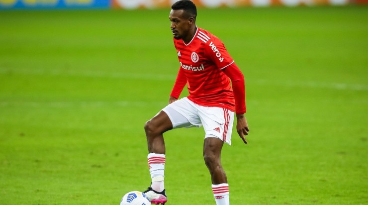 Volante aparece mais uma vez na mira dos árabes (Foto: Pedro H. Tesch/AGIF)