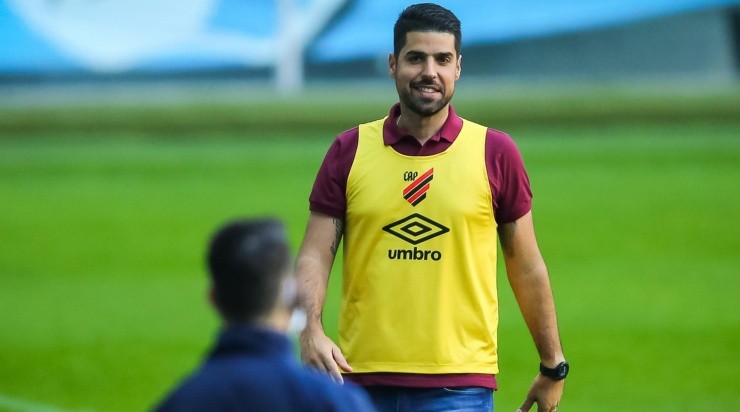 António Oliveira tem desfalques e aguarda reavaliação física do grupo (Foto: Pedro H. Tesch/AGIF)