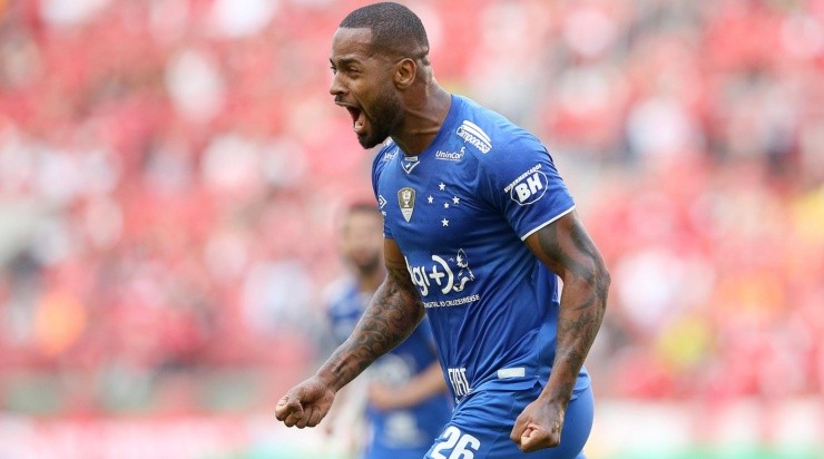 O experiente zagueiro não disputa uma partida há quase 2 anos (Foto: Pedro H. Tesch/AGIF)