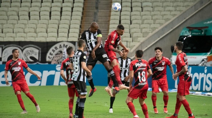 Na Arena Castelão, Furacão perdeu por 1x0 para o Ceará (Foto: Kely Pereira/AGIF)