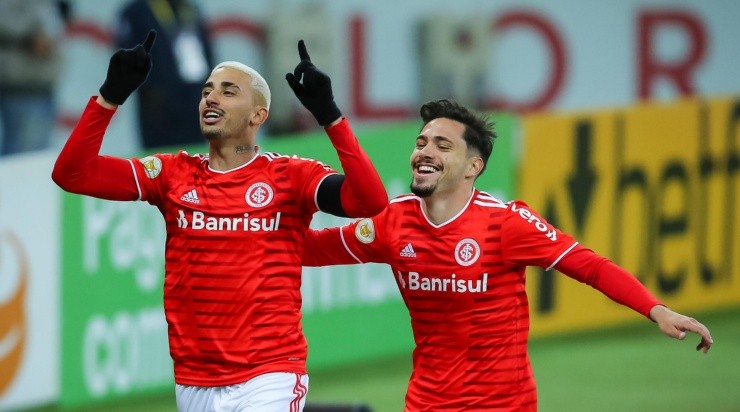 De cabeça, Galhardo marcou o gol da vitória sobre o Juventude (Foto: Pedro H. Tesch/AGIF)