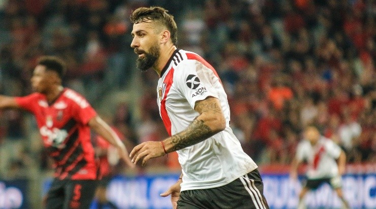 Atacante rescindiu contrato com o River Plate (Foto: Gabriel Machado/AGIF)