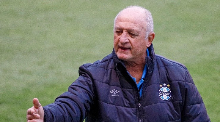 Felipão estuda e observa o elenco diariamente. (Foto: API/AGIF)