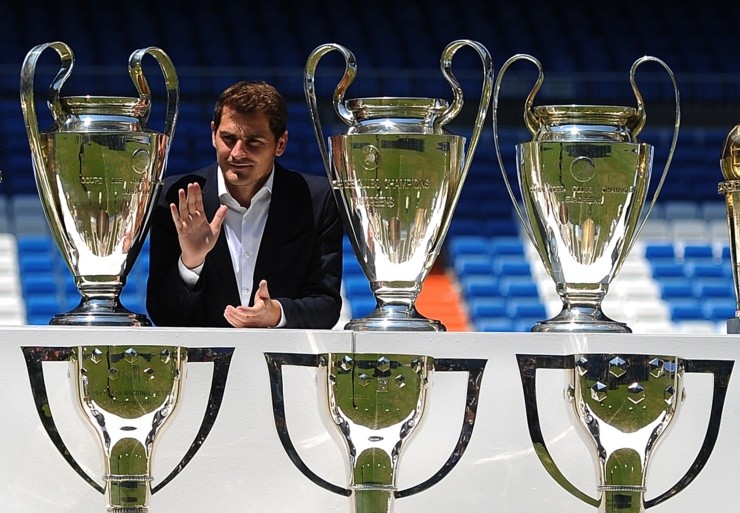 Iker Casillas com taças da Champions League. (Foto: Getty Images)